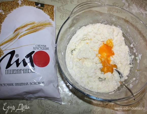 Добавить желток, все хорошо перемешать.  