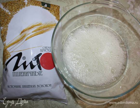 Взбить белки до мыльной пены (используя среднюю скорость миксера). 