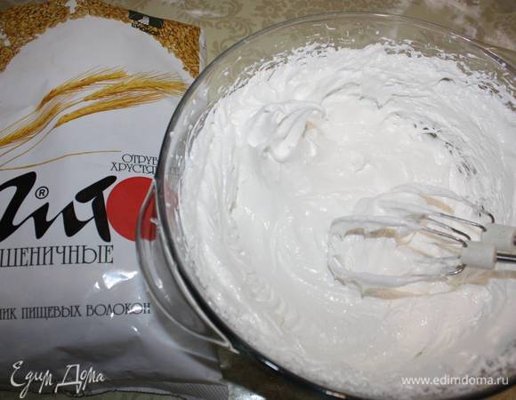 Консистенция должна получиться устойчивая, густая (масса не должна стекать с венчиков). 