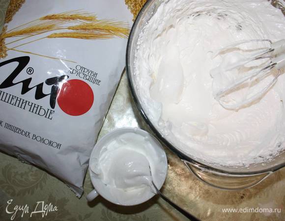 Переложим часть белкой массы в отдельный стакан (понадобится позже для украшения). 