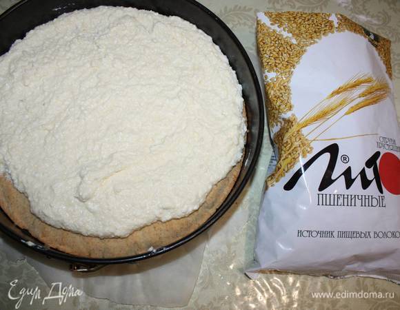 На корж выложить творожно-лимонную массу.   