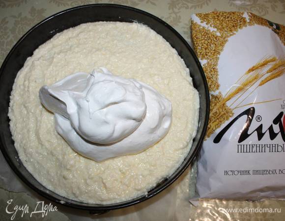 Затем сверху — белковую.