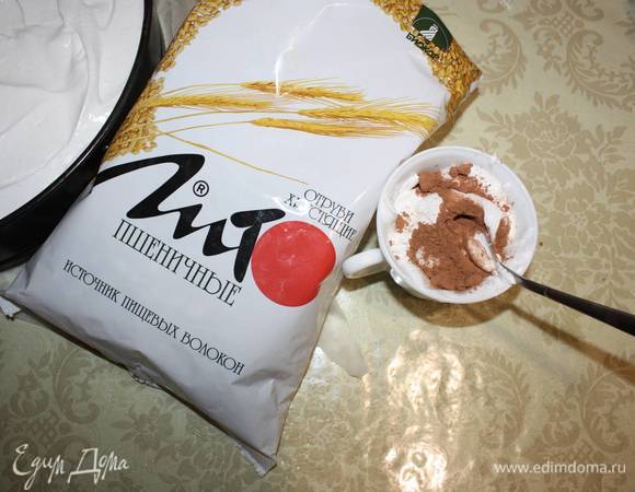 В оставшуюся белковую массу добавить немного какао. 