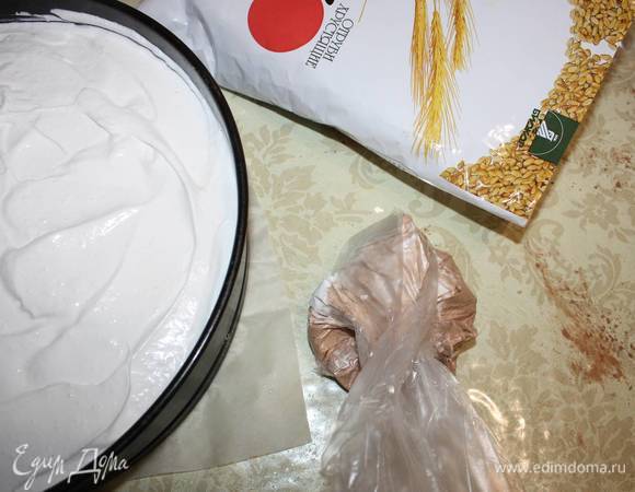 Переложить в пакет, сделать надрез (можно использовать кондитерский пакет, если имеется). 