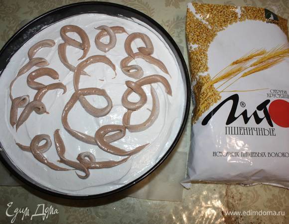 Выдавить произвольный рисунок на поверхности белковой массы. 