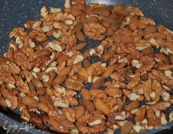 Миндаль и грецкие орехи обжарим на сухой сковороде примерно в течение 7 минут.