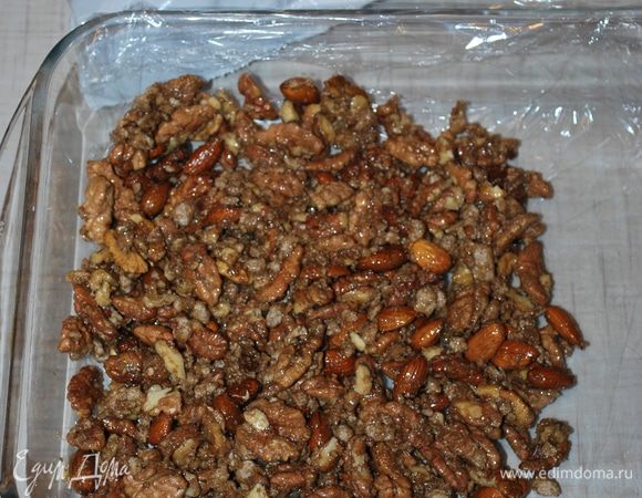 Застилаем пищевой пленкой форму и выкладываем ореховую смесь. Убираем в холод на 20 минут или оставляем при комнатной температуре, пока все не остынет.