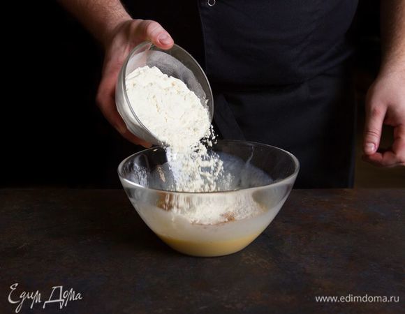 Добавьте разрыхлитель, корицу и муку. Хорошо перемешайте.