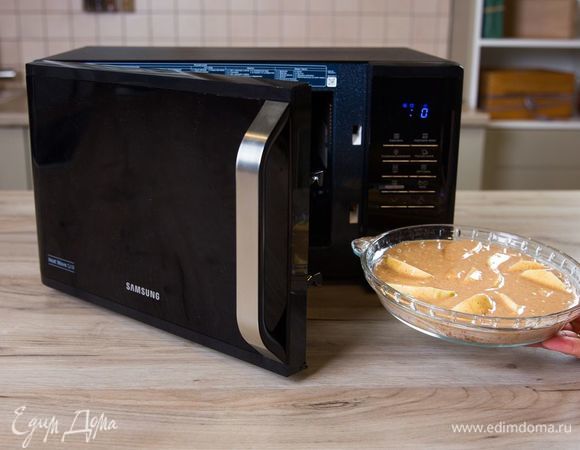 Поставьте шарлотку в микроволновую печь с грилем Samsung MW3500K при мощности 800 Вт на 20 минут. 