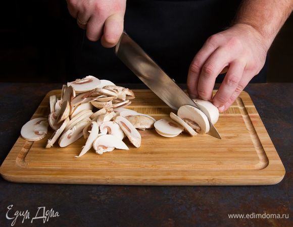 Очистите и нарежьте грибы.