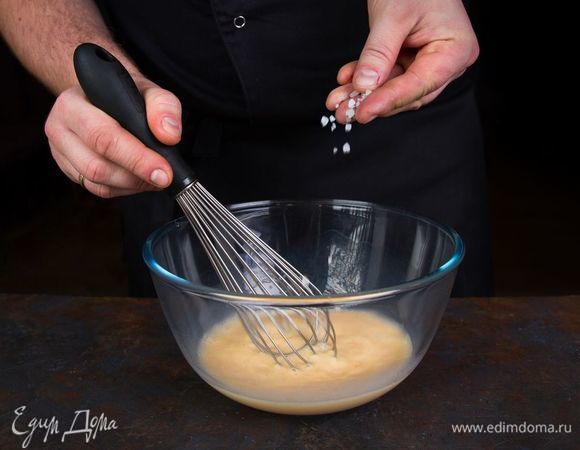 Яйца взбейте с молоком и солью.