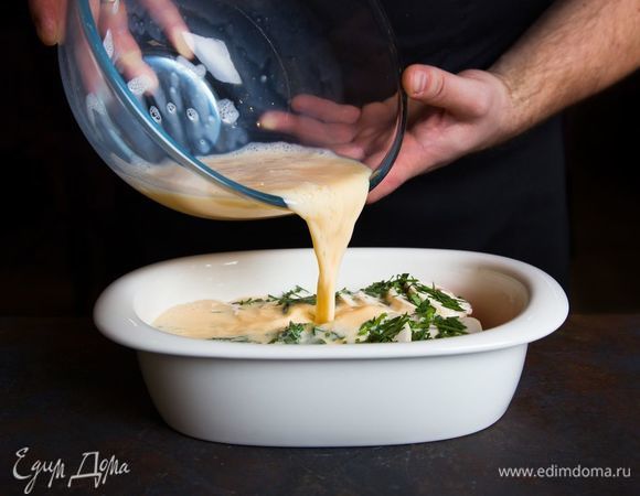 Полученной смесью залейте рыбу.