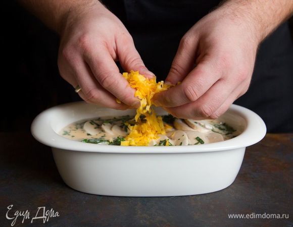 Посыпьте сыром.