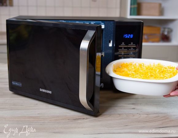 Запекайте рыбу в микроволновой печи с грилем Samsung MW3500K при мощности 800 Вт 20 минут, далее включите режим «+30 СЕК Гриль» для получения красивой золотистой корочки. 