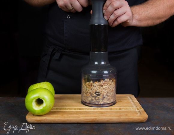 Очистите орехи и измельчите. Яблоки хорошо вымойте, удалите сердцевину, оставив нетронутым дно.