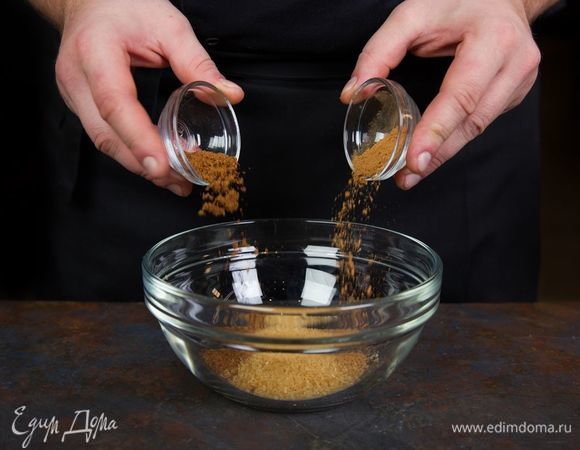 В миске смешайте сахар, корицу, мускатный орех.