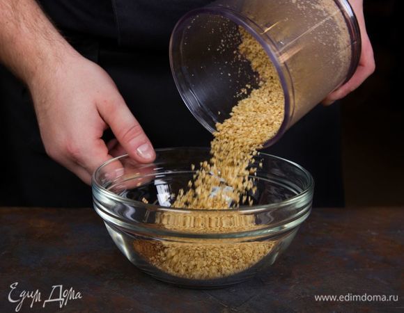 В сахарную смесь добавьте орехи.