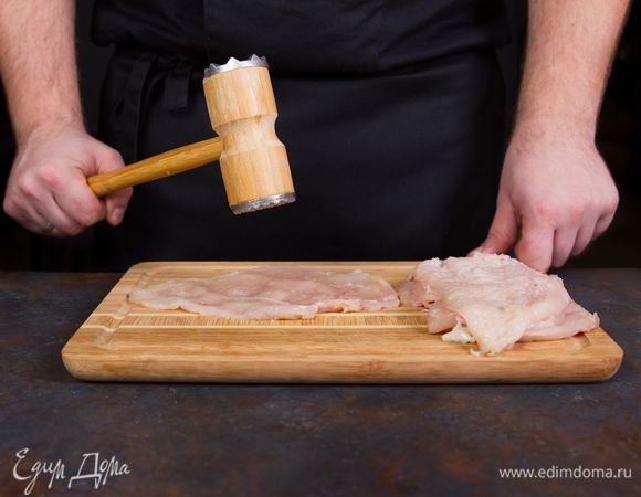 Куриное филе хорошо отбейте. 