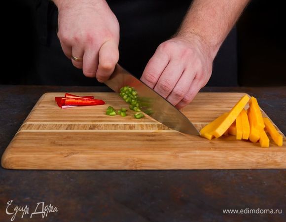 Измельчите перец чили, сыр нарежьте брусочками.