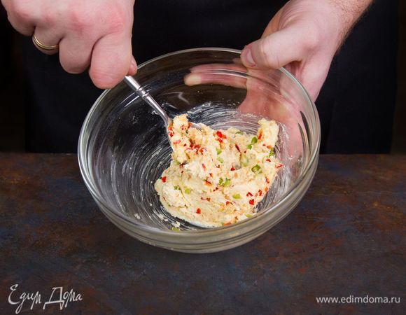 В миске смешайте размягченное сливочное масло, измельченный перец чили, порошок лука и соль. Все хорошо перемешайте.