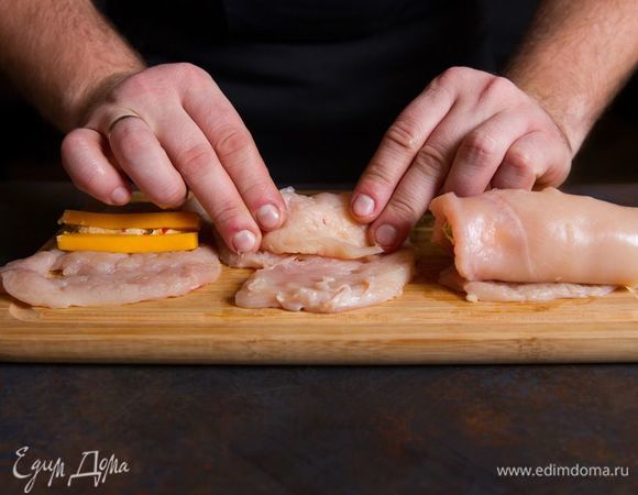 Сверните филе рулетиками, для удобства их можно закрепить шпажками.