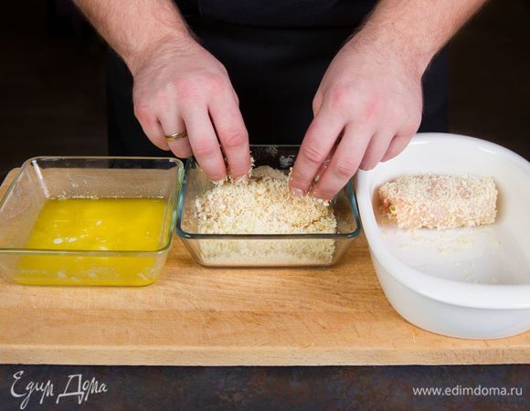 Обмакните рулетики в растопленное сливочное масло и обваляйте в сухарях.