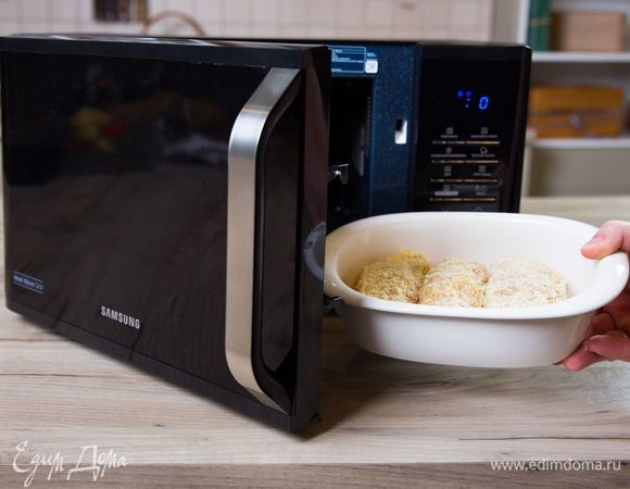 Запекайте куриные рулетики в микроволновой печи с грилем Samsung MW3500K при мощности 800 Вт в течение 25 минут.