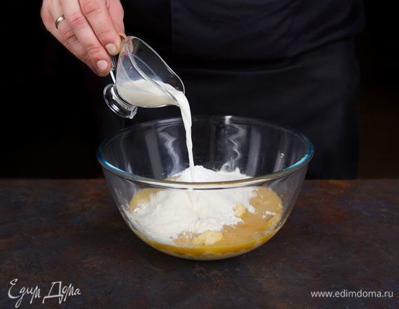 Добавьте муку, разрыхлитель и молоко. Все хорошо перемешайте до однородного состояния.