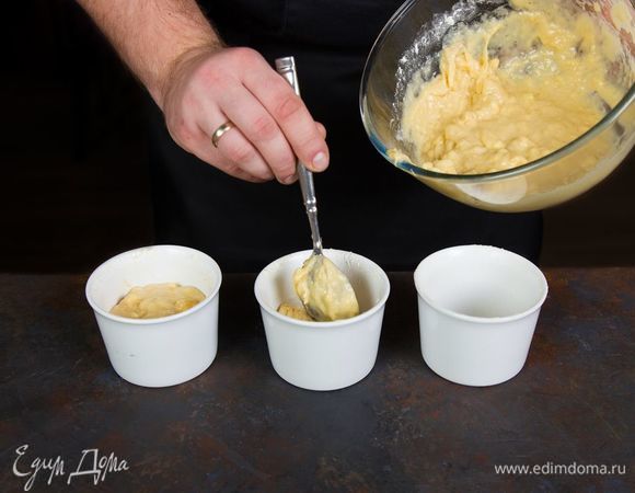 Формочки для микроволновой печи смажьте маслом, наполовину заполните массой. В процессе приготовления пудинги сильно поднимутся.