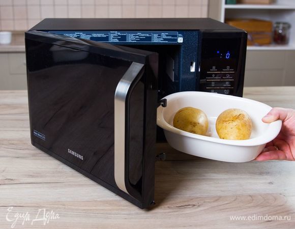 Крупный картофель не чистите, хорошо промойте. В нескольких местах проткните вилкой и поместите в микроволновую печь с грилем Samsung MW3500K на 12 минут при мощности 800 Вт.