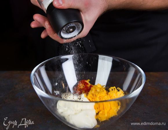 Бекон нарежьте мелко, соедините в миске с картофельной мякотью, частью тертого сыра, сметаной и специями. Все хорошо перемешайте.