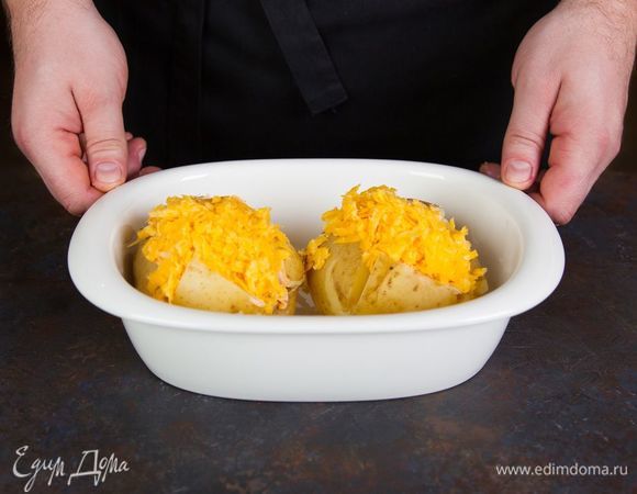 Выложите полученную массу в картофельные «лодочки» и сверху посыпьте тертым сыром.