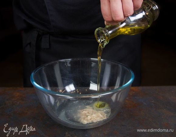 Приготовим тесто для пиццы. Для этого смешайте дрожжи, воду, соль, сахар и растительное масло. 