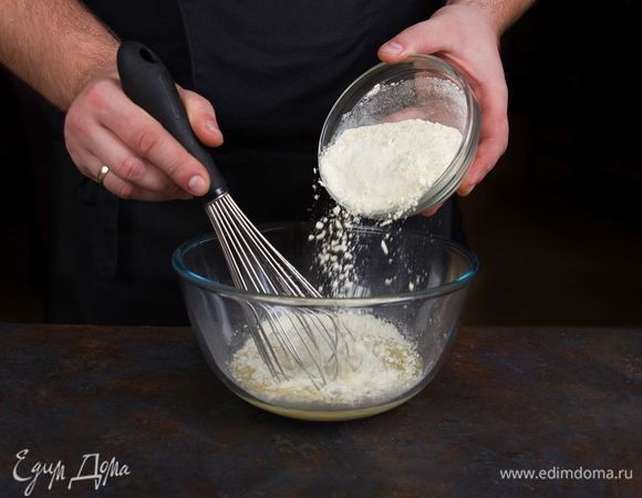 Постепенно добавляйте муку, может уйти немного меньше или больше. Следите за консистенцией теста, оно должно быть очень мягким, не тугим. 