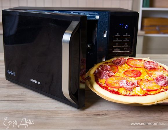 Выпекайте пиццу в микроволновой печи с грилем Samsung MW3500K при мощности 800 Вт 15 минут.