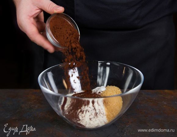 Приготовьте тесто для кексов. Для этого смешайте все сухие компоненты: муку, сахар, какао и разрыхлитель. Все хорошо перемешать.