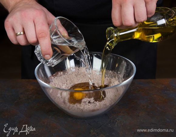Добавьте воду, растительное масло, ванильный сироп и яйцо. Перемешайте все до однородности.