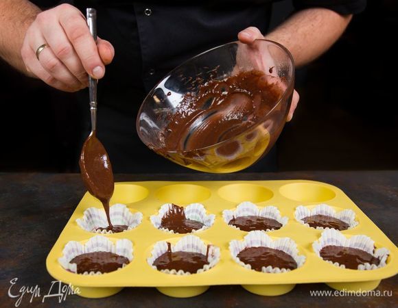 Разложите тесто в силиконовые формочки.