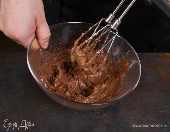Приготовьте крем. Для этого взбейте сливочный сыр, с сахарной пудрой и какао.