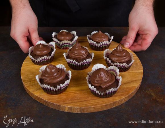 Выложите крем порционно на кексы. 