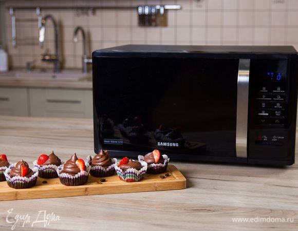 Украсьте выпечку клубникой или другими ягодами и подавайте к столу. Приятного аппетита!