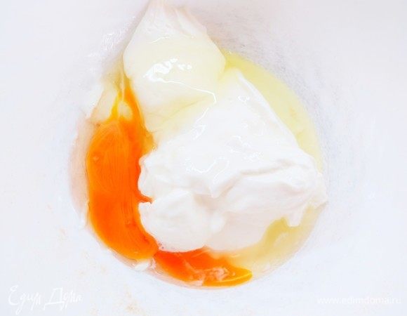 В мисочке смешиваем сметану, яйцо и соль. 