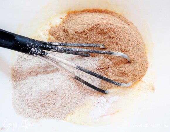 Перемолотые отруби смешиваем с цельнозерновой пшеничной мукой.