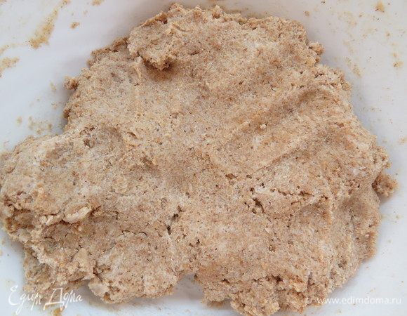 Добавляем мучную смесь к сметанно-яичной, перемешиваем до однородности. Получится не очень крутое, слегка липкое тесто. 