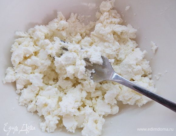 Приступаем к приготовлению начинки. Творог и фету размять вилкой, перемешать. 