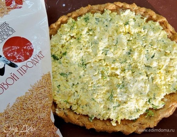 Выложить начинку на тесто, не заходя за бортики. Запекать в разогретой до 180°С духовке около 20–25 минут. 