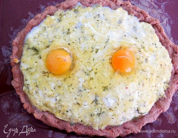 Поставить лепешку обратно в духовку и запекать еще примерно 7 минут до готовности яиц.