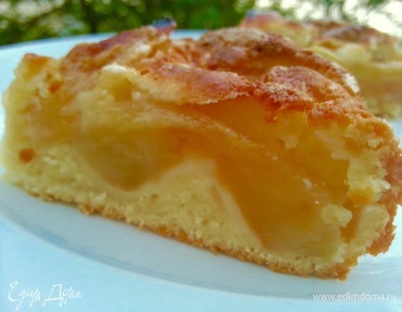 Я бы назвала его пирог — мало теста, много яблок. Я люблю пироги где много фруктов и мало теста, это как раз тот самый вариант. За один присест с чаем пирог исчез, поэтому какой он на второй день я не в курсе, извините :)