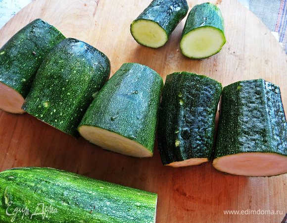 Помыть, не чистить, нарезать на бочонки.