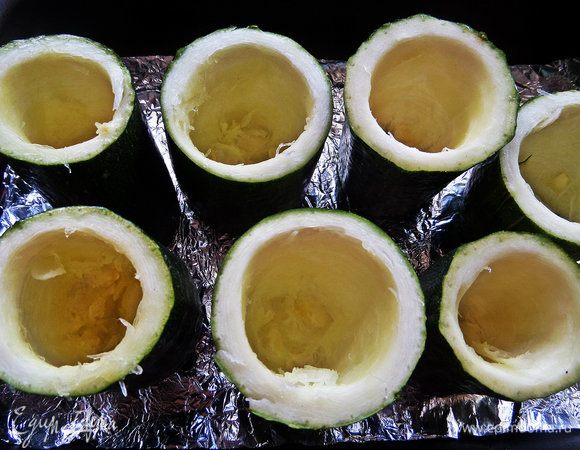 Вынуть ложечкой сердцевину не до дна.